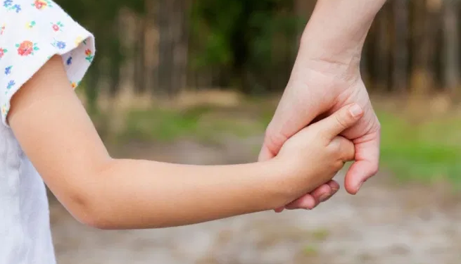 Decizie a Curții Constituționale referitoare la concediul și indemnizația pentru îngrijirea copilului bolnav: ”DISCRIMINARE pe criteriul vârstei copilului cu afecțiuni grave”