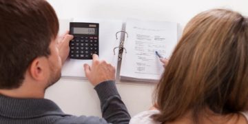 Câți bani câștigă o familie, în medie, în România și care sunt cele mai mari cheltuieli