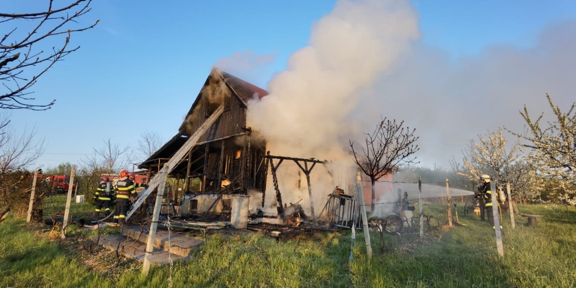 VIDEO. Incendiu lângă Oradea | Focul a cuprins o casă din Săldăbagiu de Munte