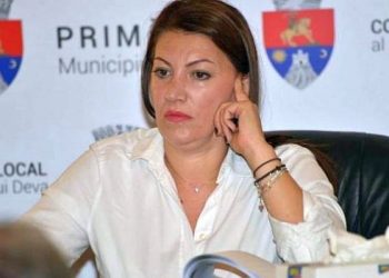 Secretara de primărie acuzată de trafic de influență a fost ARESTATĂ alături de soțul ei și un administrator de firmă