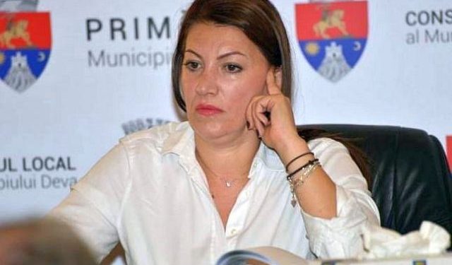 Secretara de primărie acuzată de trafic de influență a fost ARESTATĂ alături de soțul ei și un administrator de firmă