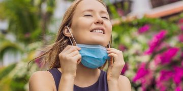 De la 1 mai, am putea renunța la masca de protecție pe plajă | Declarația ministrului de Interne