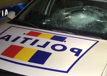 Supărat că a fost amendat pentru NEPURTAREA măștii, un bărbat din Aleșd a SPART parbrizul unei mașini de Poliție și a încercat să atace alta cu o bâtă