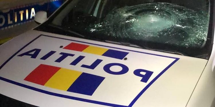Supărat că a fost amendat pentru NEPURTAREA măștii, un bărbat din Aleșd a SPART parbrizul unei mașini de Poliție și a încercat să atace alta cu o bâtă