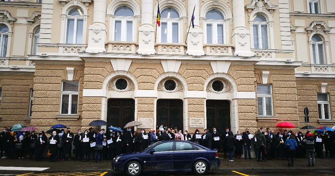 Protest MASIV al avocaților bihoreni | În jur de 100 de avocați au ieșit în fața Palatului de Justiție din Oradea