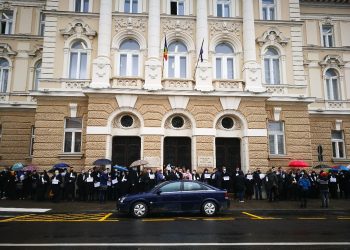 Protest MASIV al avocaților bihoreni | În jur de 100 de avocați au ieșit în fața Palatului de Justiție din Oradea