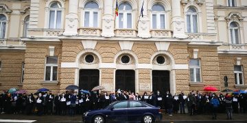 Protest MASIV al avocaților bihoreni | În jur de 100 de avocați au ieșit în fața Palatului de Justiție din Oradea