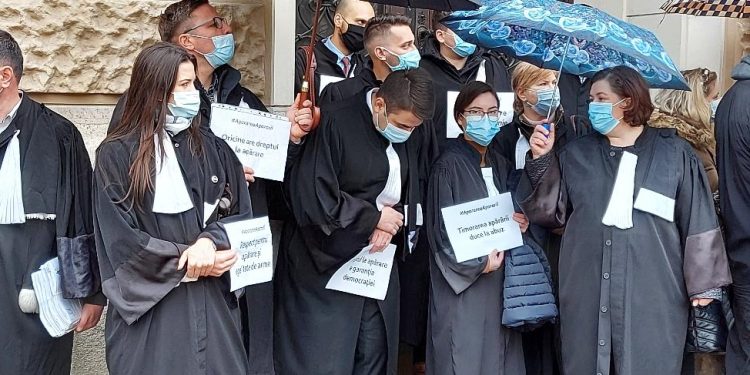 Protest MASIV al avocaților bihoreni | În jur de 100 de avocați au ieșit în fața Palatului de Justiție din Oradea