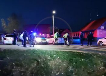 Patru polițiști au fost RĂNIȚI după ce au fost atacați cu pietre și bâte și amenințați cu o drujbă | Agresorii au fost reținuți