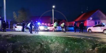 Patru polițiști au fost RĂNIȚI după ce au fost atacați cu pietre și bâte și amenințați cu o drujbă | Agresorii au fost reținuți