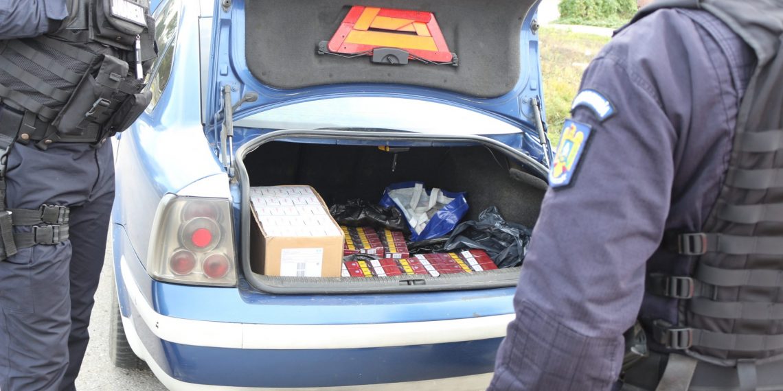 5.000 de țigări nemarcate legal, găsite într-o mașină oprită într-o parcare din Salonta