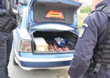 5.000 de țigări nemarcate legal, găsite într-o mașină oprită într-o parcare din Salonta