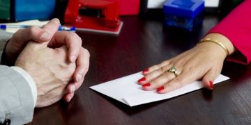 ANCHETĂ DNA la o primărie | Secretara instituției și soțul ei, reținuți pentru trafic de influență. Investigația vizează mai mulți funcționari