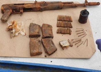 Arme și grenade introduse ilegal în România, folosite în bazele de antrenament ale ”Academiei infractorilor” | Cum a fost negociată vânzarea unui AK-74 și a unei grenade îngropate la marginea Clujului