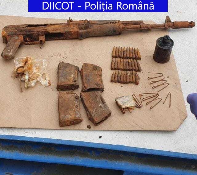 Arme și grenade introduse ilegal în România, folosite în bazele de antrenament ale ”Academiei infractorilor” | Cum a fost negociată vânzarea unui AK-74 și a unei grenade îngropate la marginea Clujului
