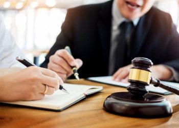 Modificarea Legii avocaturii, supusă votului deputaților | Este vizată compatibilitatea exercitării profesiei de avocat cu funcții didactice din învățământul superior