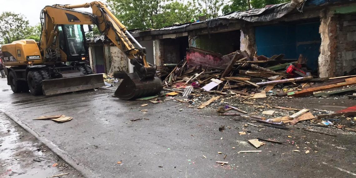 FOTO. Cu buldozerul în ”NATO” | Sesizată de pompieri și de DSP, Primăria Oradea a demolat improvizațiile dintr-o zonă rău famată a orașului
