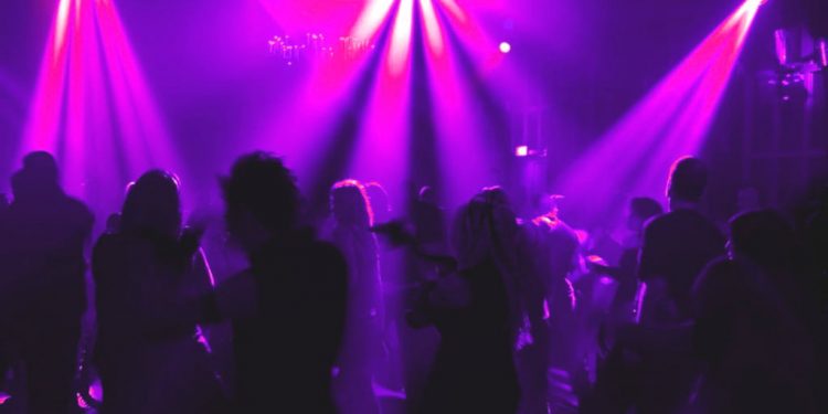 Noi măsuri de relaxare intră în vigoare din 1 iunie | Se pot organiza evenimente cu 1.000 de participanți, se redeschid cluburile și locurile de joacă