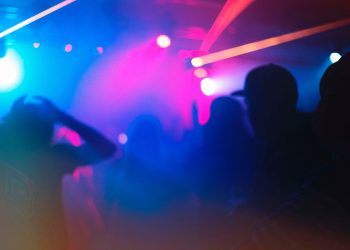 O DISCOTECĂ la care participau 500 de persoane, oprită de polițiștii bihoreni