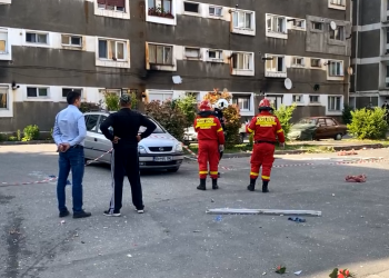 EXPLOZIE într-un bloc din Ștei | 10 locuințe au fost afectate de explozia unei butelii. Cadavrul în putrefacție a unui bărbat a fost găsit de pompieri într-un apartament