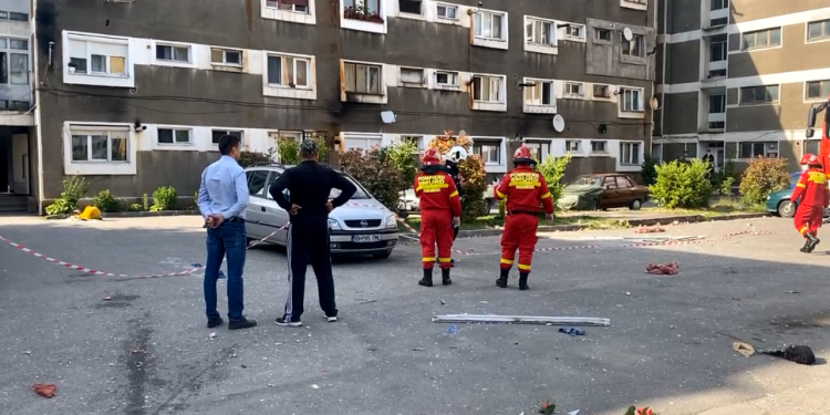 EXPLOZIE într-un bloc din Ștei | 10 locuințe au fost afectate de explozia unei butelii. Cadavrul în putrefacție a unui bărbat a fost găsit de pompieri într-un apartament