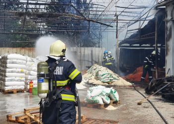 IMAGINILE ZILEI. Pericol de explozie în urma unui incendiu la un depozit din Beiuș | 10 tone de azot erau adăpostite înăuntru
