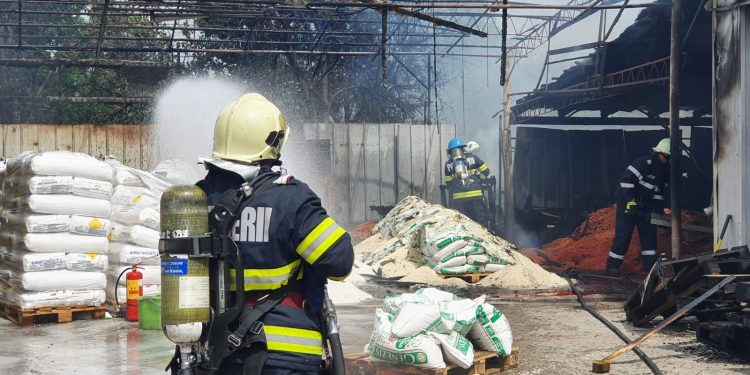 IMAGINILE ZILEI. Pericol de explozie în urma unui incendiu la un depozit din Beiuș | 10 tone de azot erau adăpostite înăuntru