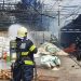 IMAGINILE ZILEI. Pericol de explozie în urma unui incendiu la un depozit din Beiuș | 10 tone de azot erau adăpostite înăuntru