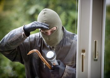 Jaf la Salonta | Cu CAGULE pe față, doi orădeni au furat 20.000 de lei dintr-o locuință. Au amenințat-o cu MOARTEA pe proprietară ca să scape