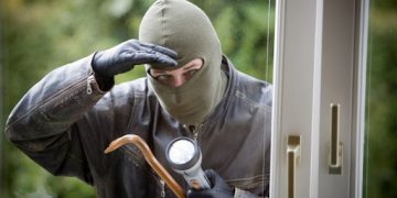 Jaf la Salonta | Cu CAGULE pe față, doi orădeni au furat 20.000 de lei dintr-o locuință. Au amenințat-o cu MOARTEA pe proprietară ca să scape