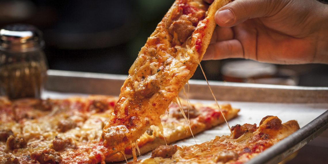 Cei 14 polițiști de la Circulație care ar fi primit MÂNCARE drept mită pentru a-i proteja pe directorul și șoferii unui restaurant au fost trimiși în judecată