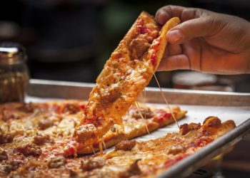 Cei 14 polițiști de la Circulație care ar fi primit MÂNCARE drept mită pentru a-i proteja pe directorul și șoferii unui restaurant au fost trimiși în judecată