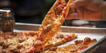 Cei 14 polițiști de la Circulație care ar fi primit MÂNCARE drept mită pentru a-i proteja pe directorul și șoferii unui restaurant au fost trimiși în judecată