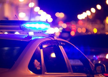 Tentativă de OMOR în noaptea de Paște, după o ceartă la un priveghi |  Doi salontani l-au bătut cu furca și ranga pe un bărbat și au înjunghiat o altă persoană