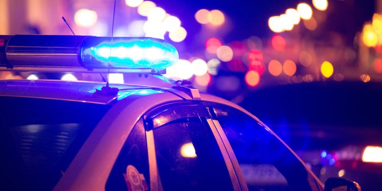 Tentativă de OMOR în noaptea de Paște, după o ceartă la un priveghi |  Doi salontani l-au bătut cu furca și ranga pe un bărbat și au înjunghiat o altă persoană