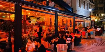 Din 15 mai, cafenele și barurile pot funcționa până la MIEZUL NOPȚII | Pot fi organizate concerte cu 500 de spectatori (DOCUMENTE)