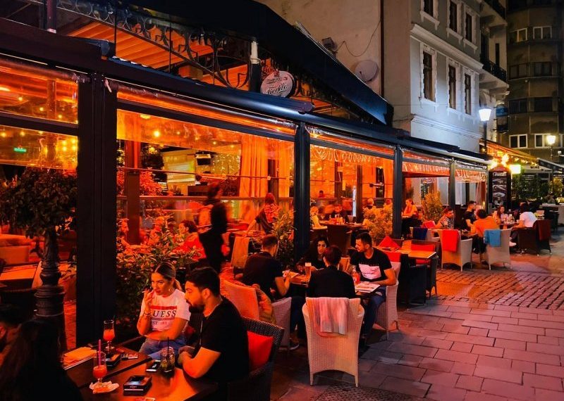 Din 15 mai, cafenele și barurile pot funcționa până la MIEZUL NOPȚII | Pot fi organizate concerte cu 500 de spectatori (DOCUMENTE)