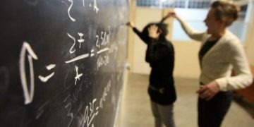 Profesorii cercetați pentru violență sau hărțuire sexuală pot primi INTERZIS la catedră până la finalizarea procesului (proiect adoptat de Senat)