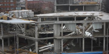 80.000 de euro, daune morale pentru un muncitor rănit după prăbușirea unui planșeu pe șantierul mall-ului Oradea Plaza