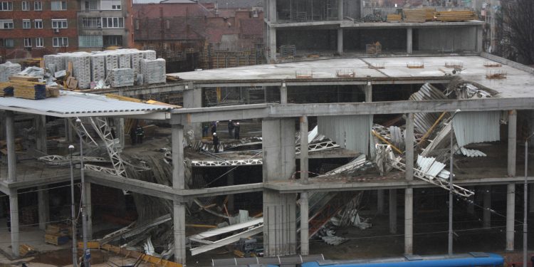 80.000 de euro, daune morale pentru un muncitor rănit după prăbușirea unui planșeu pe șantierul mall-ului Oradea Plaza