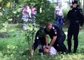 Jandarmerița care a pulverizat spray lacrimogen spre un bărbat care a decedat ulterior a fost condamnată la închisoare cu suspendare