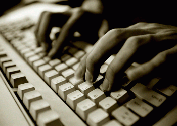 Sesizare HP referitoare la accesul ilegal la un sistem informatic în cazul unui polițist care și-a verificat colegii și șefii în bazele de date ale MAI