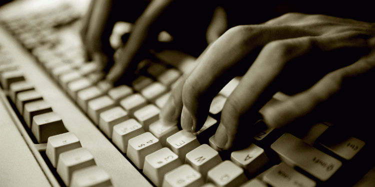 Sesizare HP referitoare la accesul ilegal la un sistem informatic în cazul unui polițist care și-a verificat colegii și șefii în bazele de date ale MAI