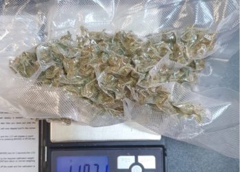 Flagrant delict cu droguri într-o parcare din Oradea | Patru bihoreni prinși în timp ce încercau să vândă cannabis