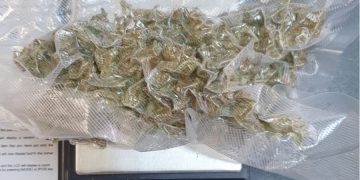 Flagrant delict cu droguri într-o parcare din Oradea | Patru bihoreni prinși în timp ce încercau să vândă cannabis