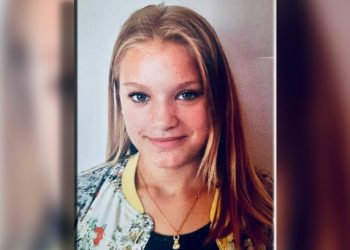 ALERTĂ! O adolescentă de 16 ani, din comuna Sânmartin, este căutată de polițiști după ce a dispărut de acasă