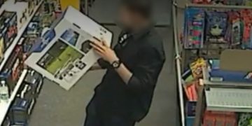 Lovitură după lovitură | Timp de 5 luni, un orădean a furat zeci de produse electronice din magazine. Cum a reușit să acționeze sub nasul angajaților