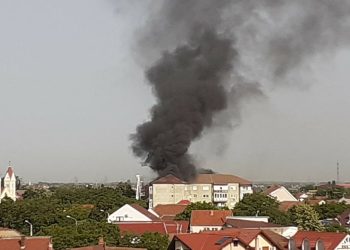 VIDEO. INCENDIU violent într-un bloc din Oradea | Au ars un apartament de la ultimul etaj și acoperișul imobilului