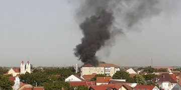 VIDEO. INCENDIU violent într-un bloc din Oradea | Au ars un apartament de la ultimul etaj și acoperișul imobilului