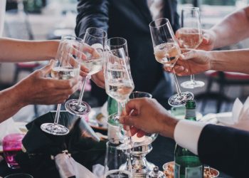 Noi măsuri de relaxare, de la 1 iulie 2021: nunți cu până la 300 de persoane, concerte cu cel mult 2.500 de participanți, localuri deschise până la ora 2:00